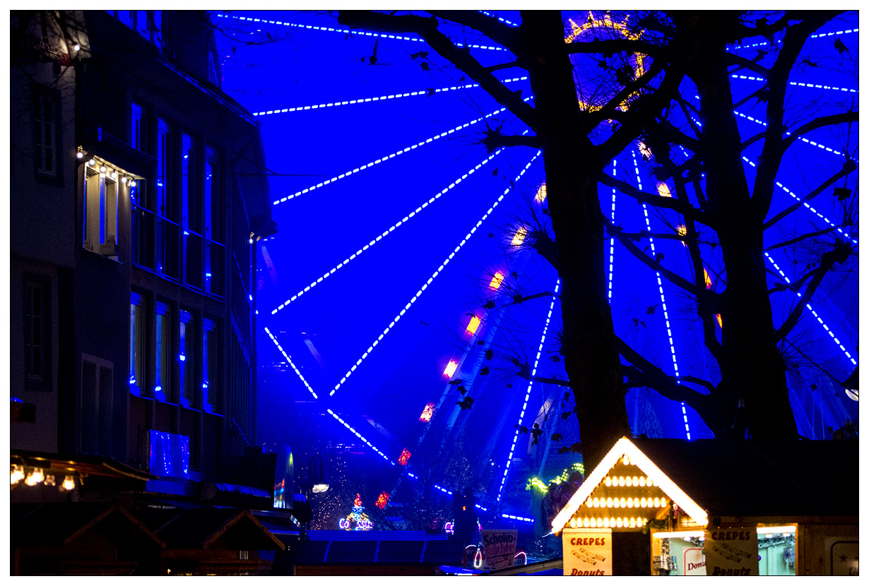 Riesenrad mit Weihnachtsmarkt