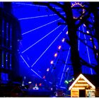 Riesenrad mit Weihnachtsmarkt