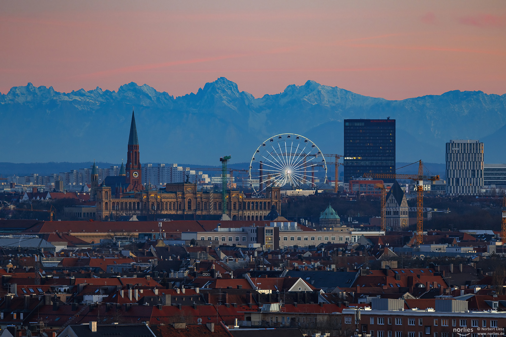 Riesenrad München mit Alpen