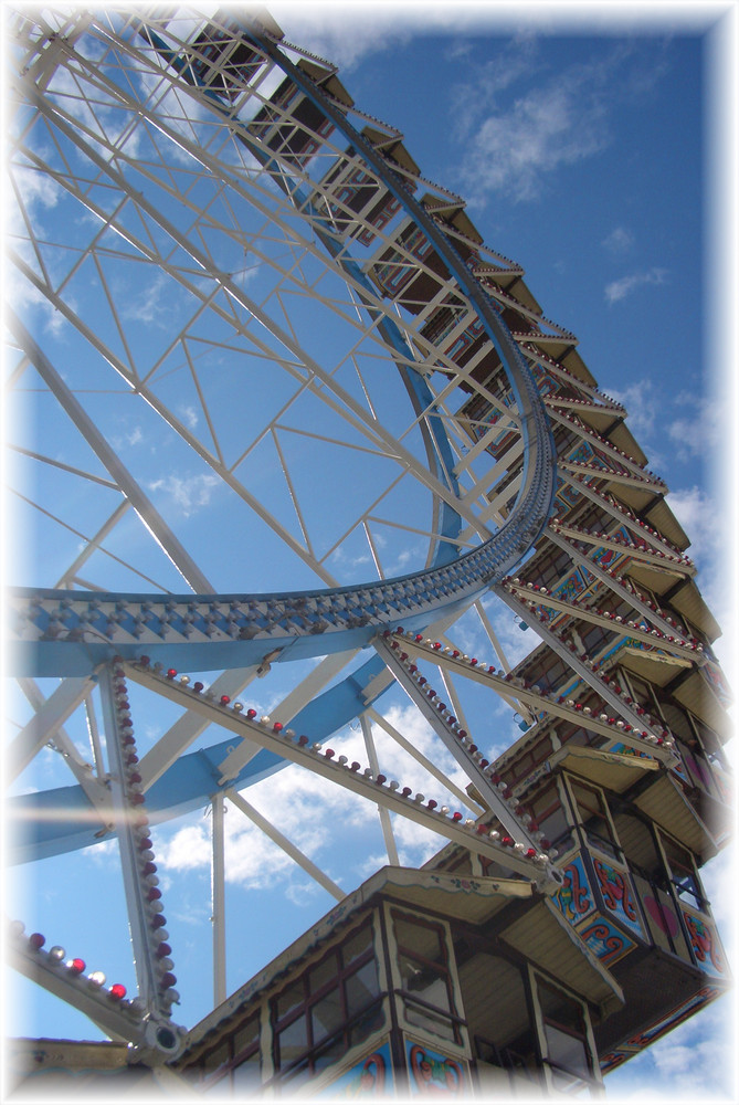 Riesenrad unter blauem Himmel