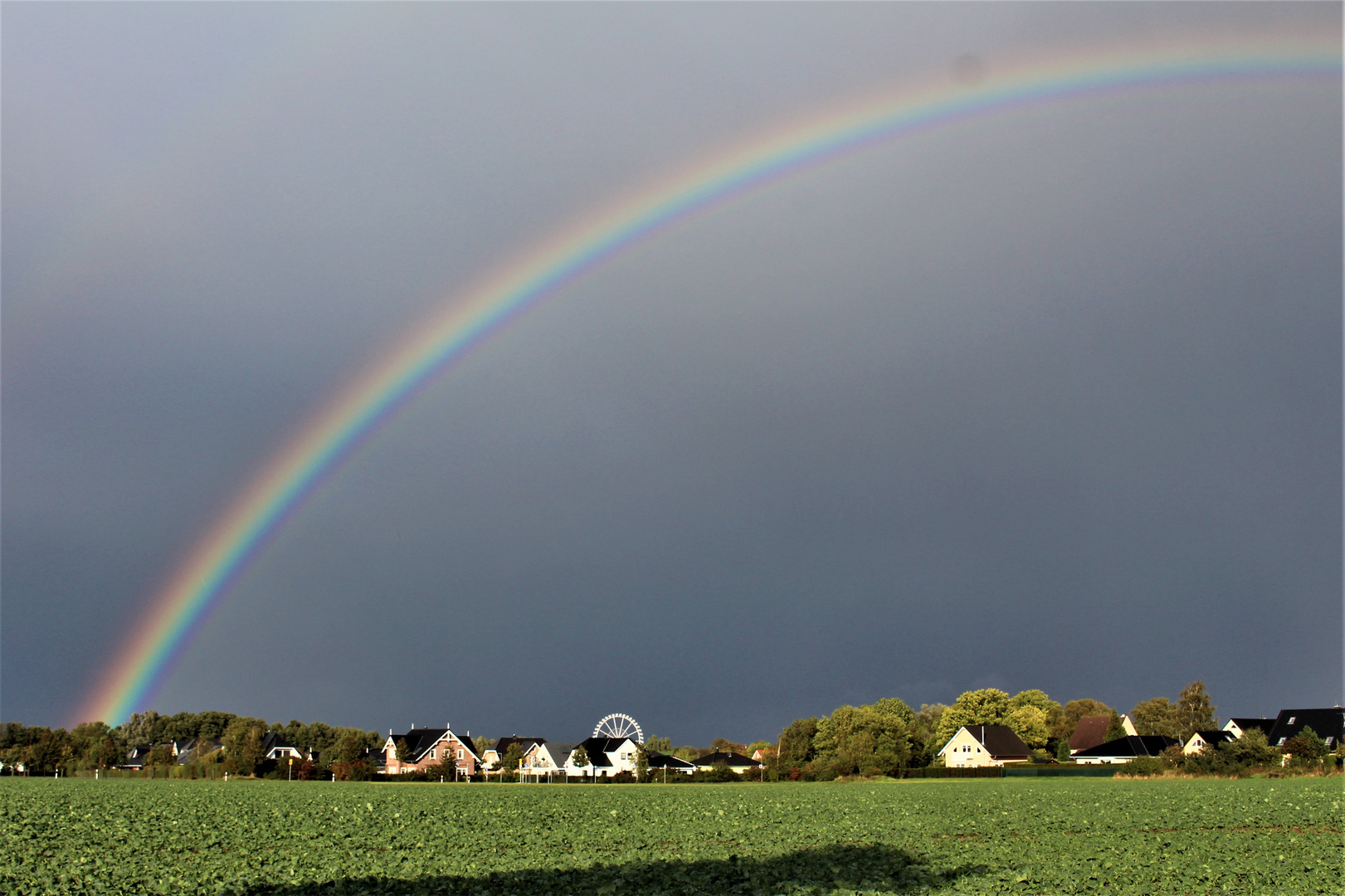 Riesenrad unterm Regenbogen