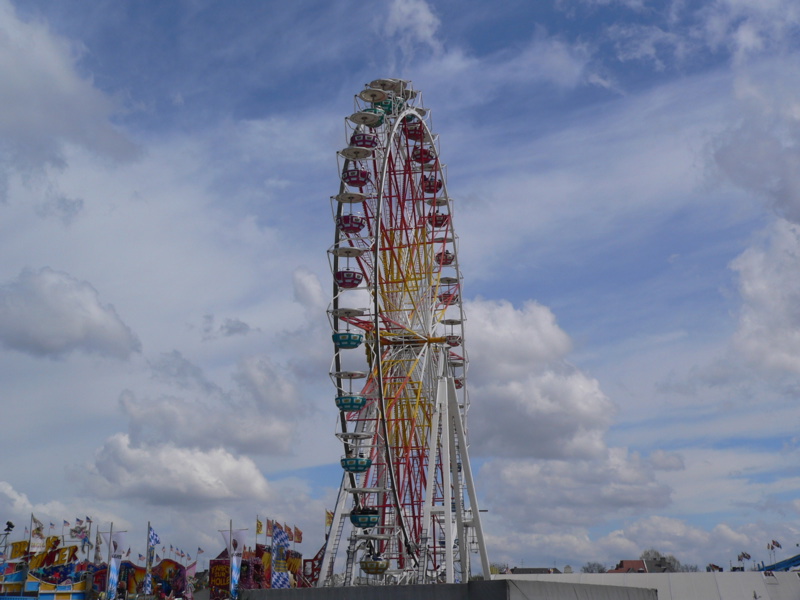 Riesenrad vor den Wolken