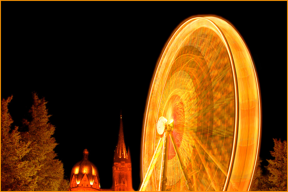 Riesenrad vor Dom-Kulisse