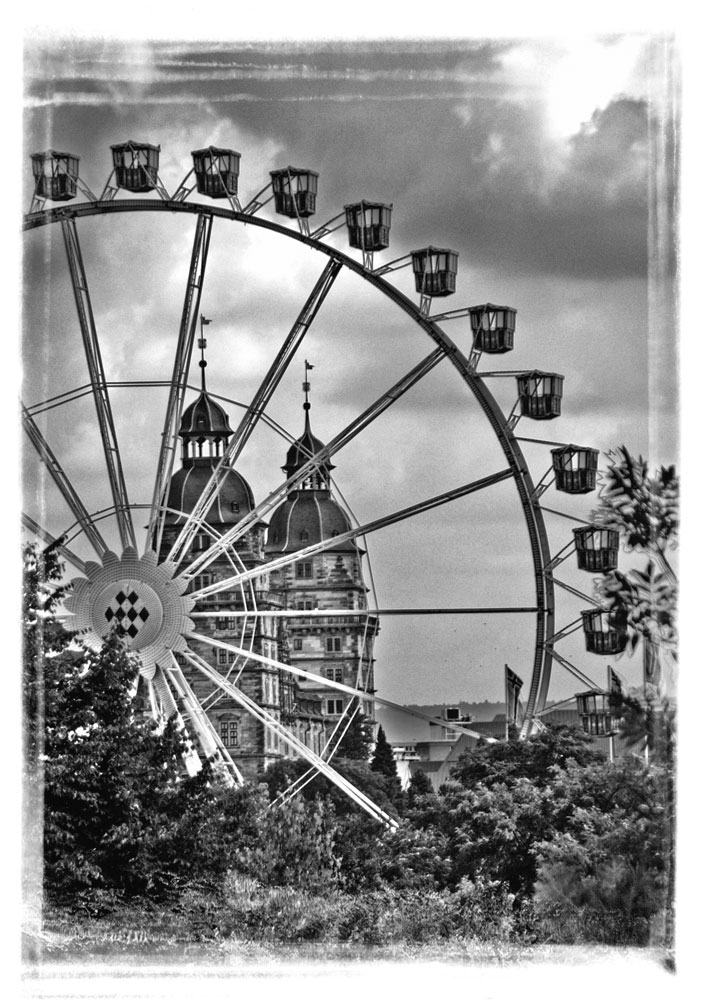 Riesenrad vor Schloss Johannisburg