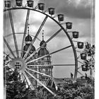 Riesenrad vor Schloss Johannisburg