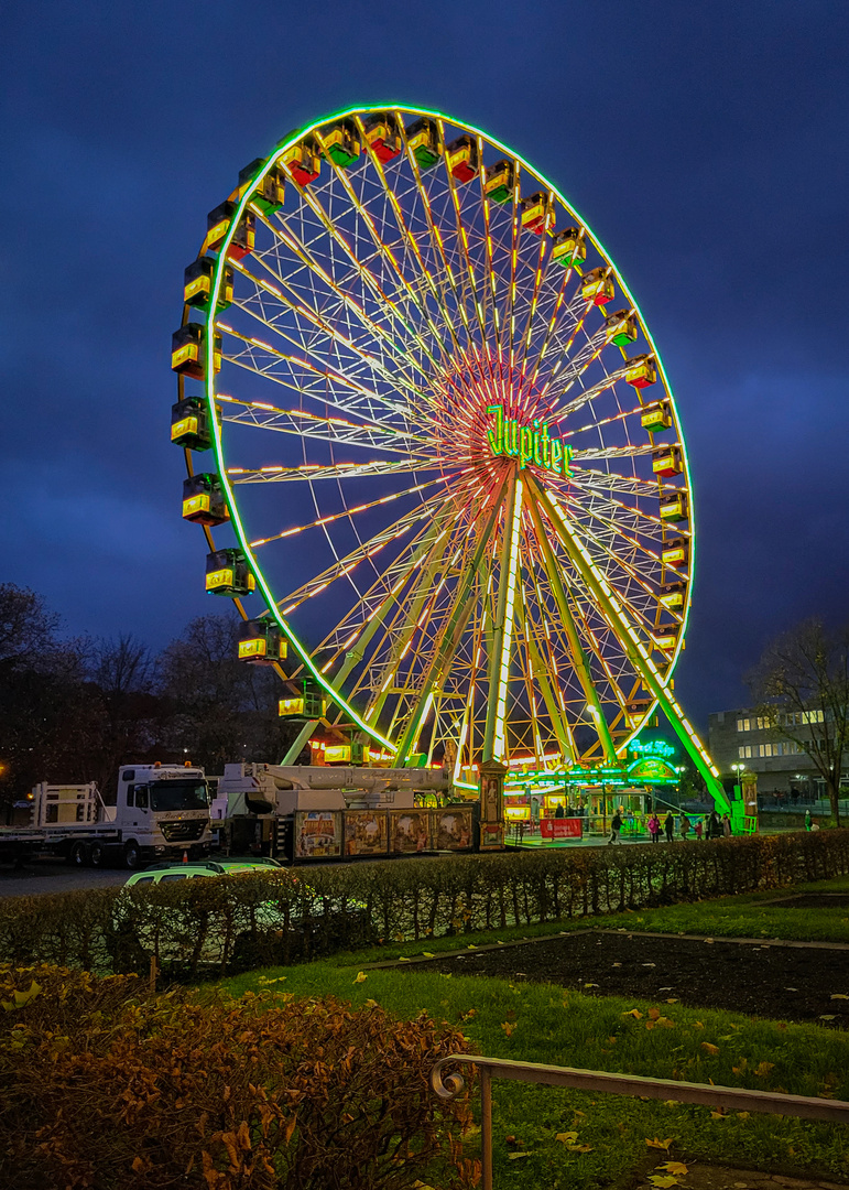 Riesenrad zum Saarbrücker Weihnachtsmarkt