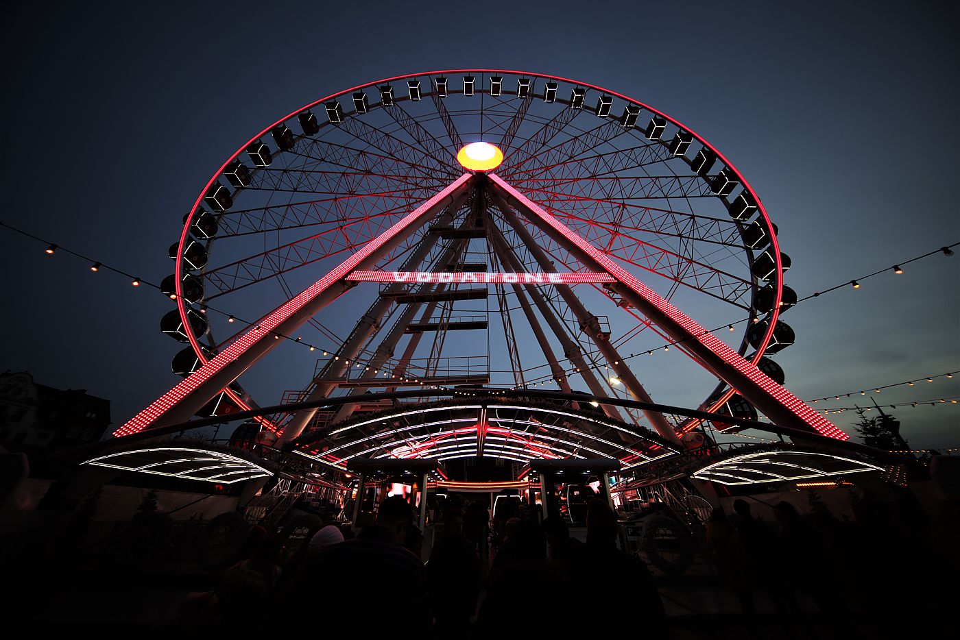 Riesenrad zur blauen Stunde