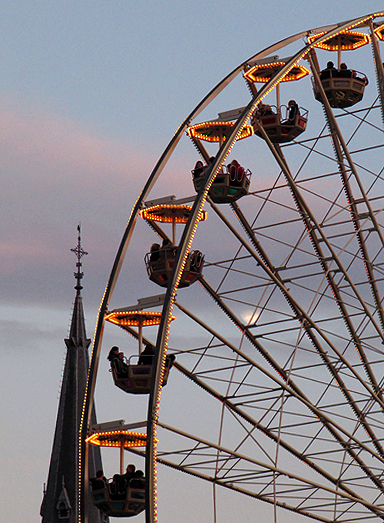 Riesenrad zwischen Dom und Rathaus