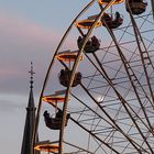 Riesenrad zwischen Dom und Rathaus