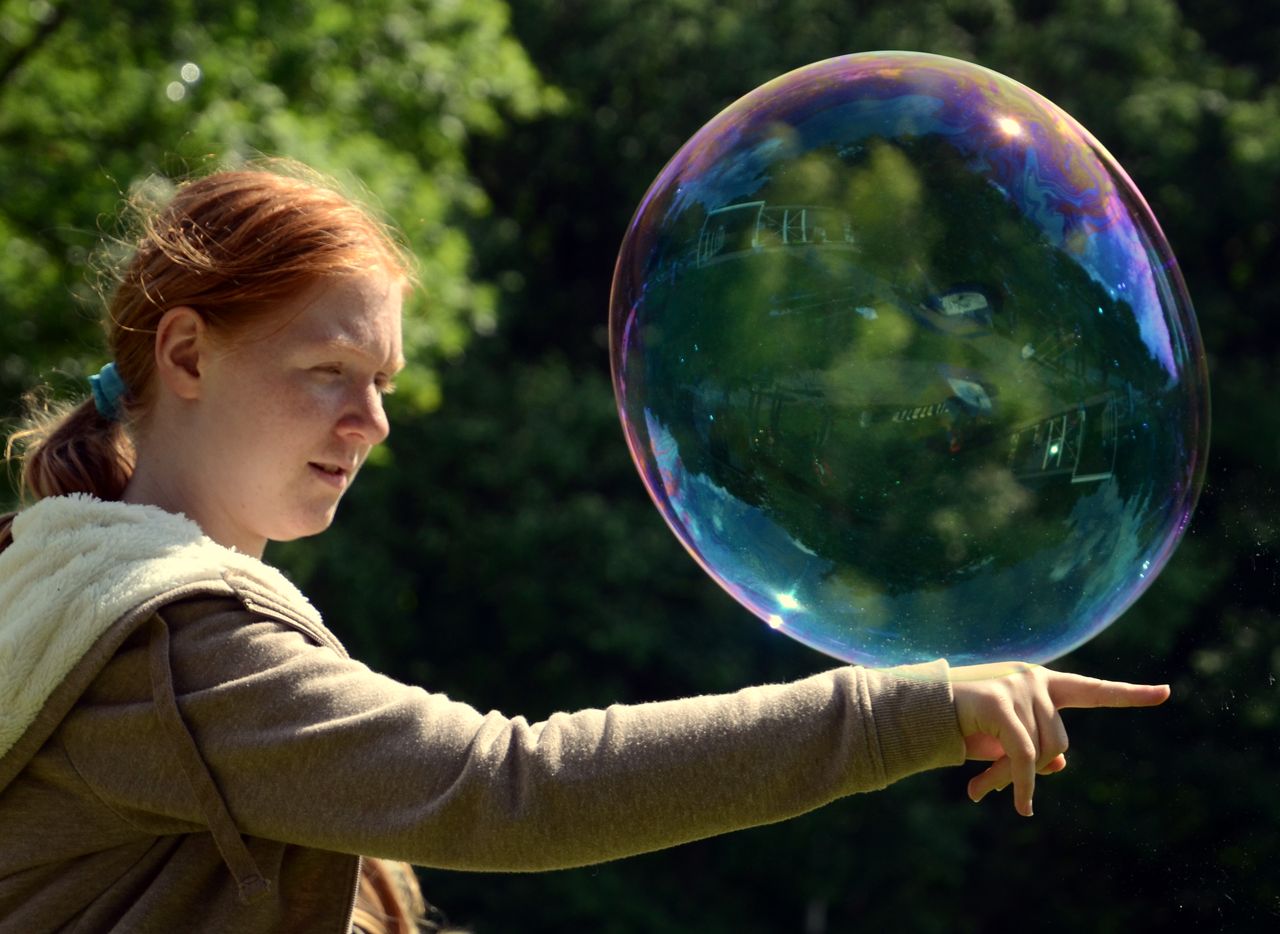 Riesenseifenblasen selber machen - Balanceakt mit Riesenseifenblase