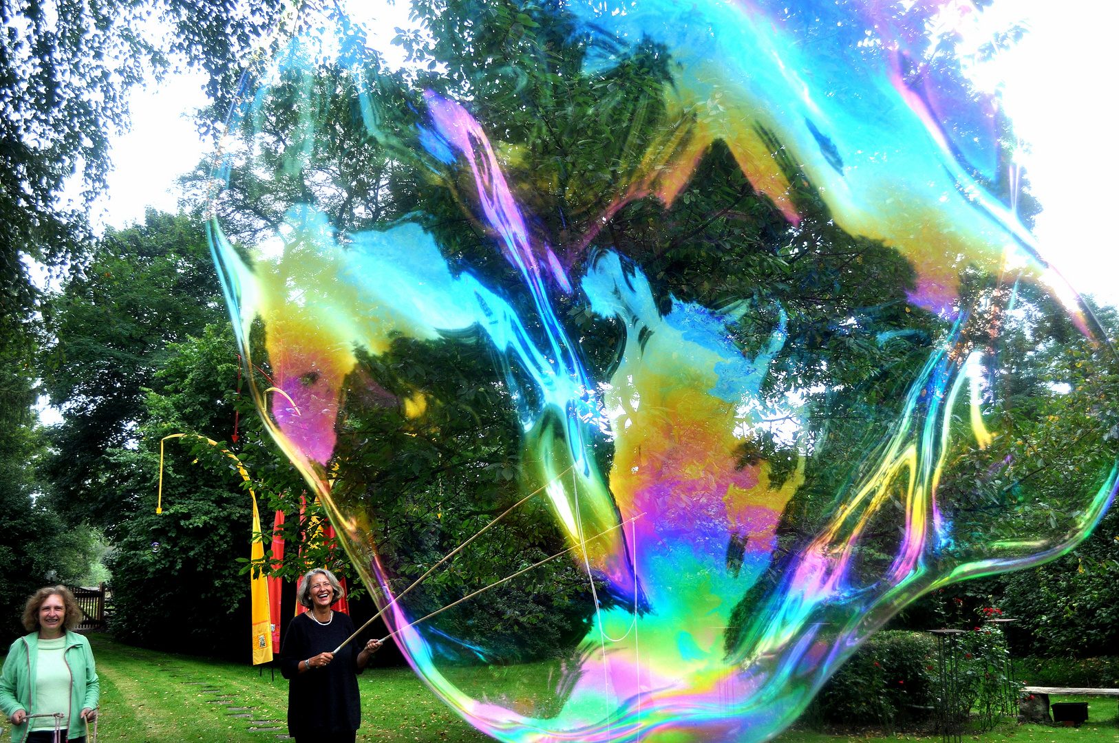 Riesenseifenblasen selber machen - Damen mit Riesenseifenblase