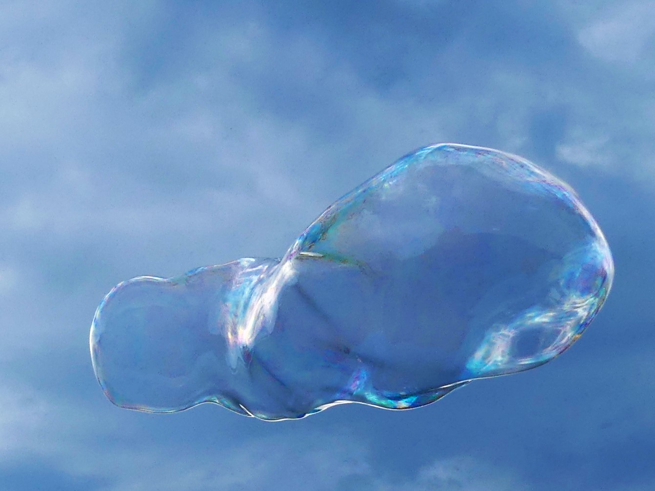 Riesenseifenblasen wabern durch die Luft