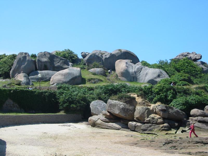 "Riesenspielzeug" am Strand von Tregastel