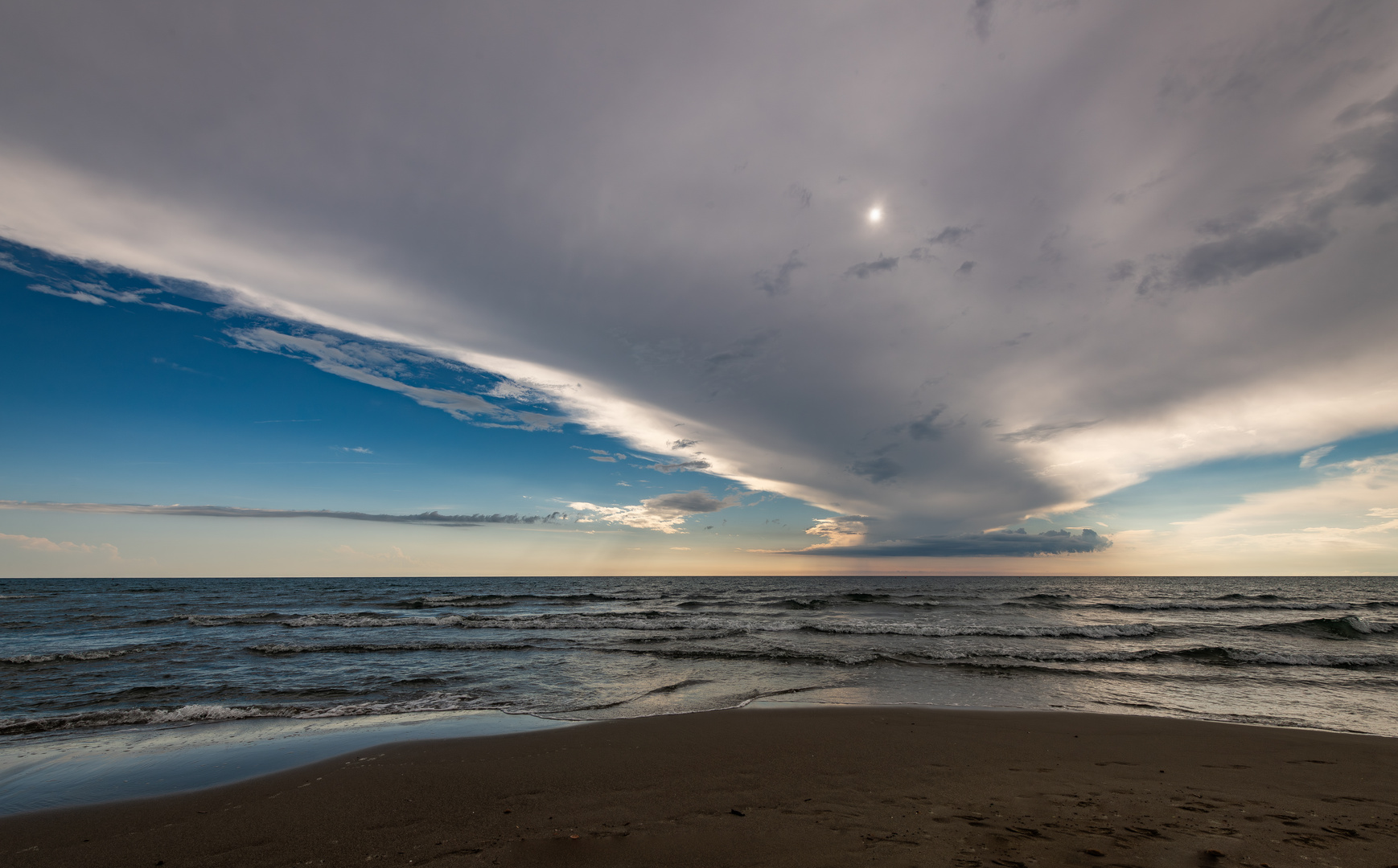 Riesenwolke zieht über den Strand