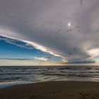 Riesenwolke zieht über den Strand