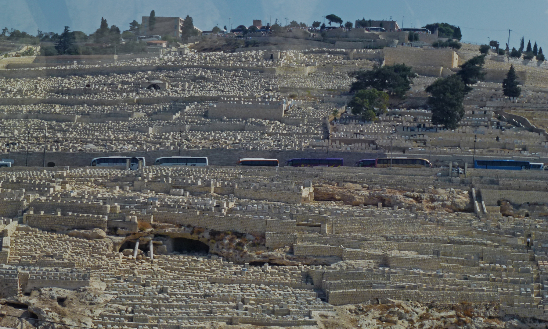 riesige Gräberfelder vor den Toren Jerusalems