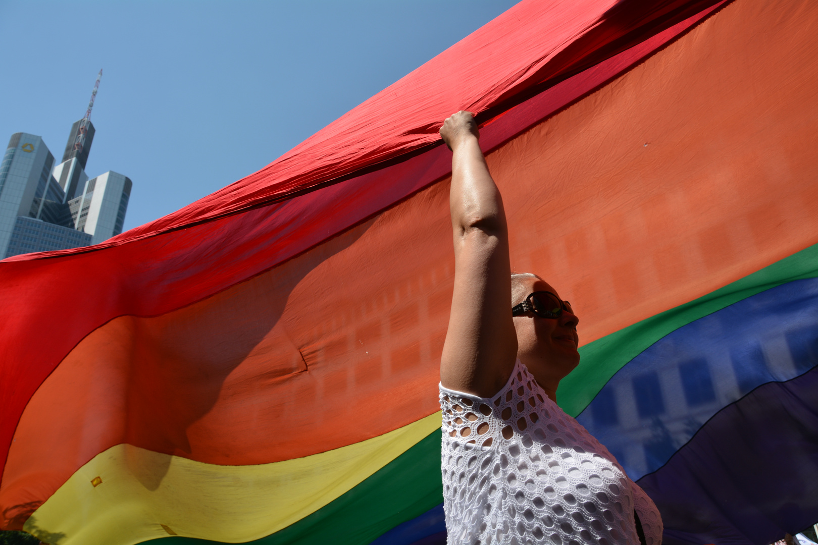 Riesige Regenbogenflagge bei der Parade zum CSD 2014 Frankfurt