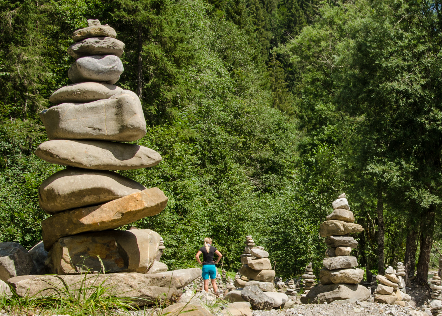 Riesige Steinmännchentürme an der Breitach