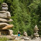 Riesige Steinmännchentürme an der Breitach