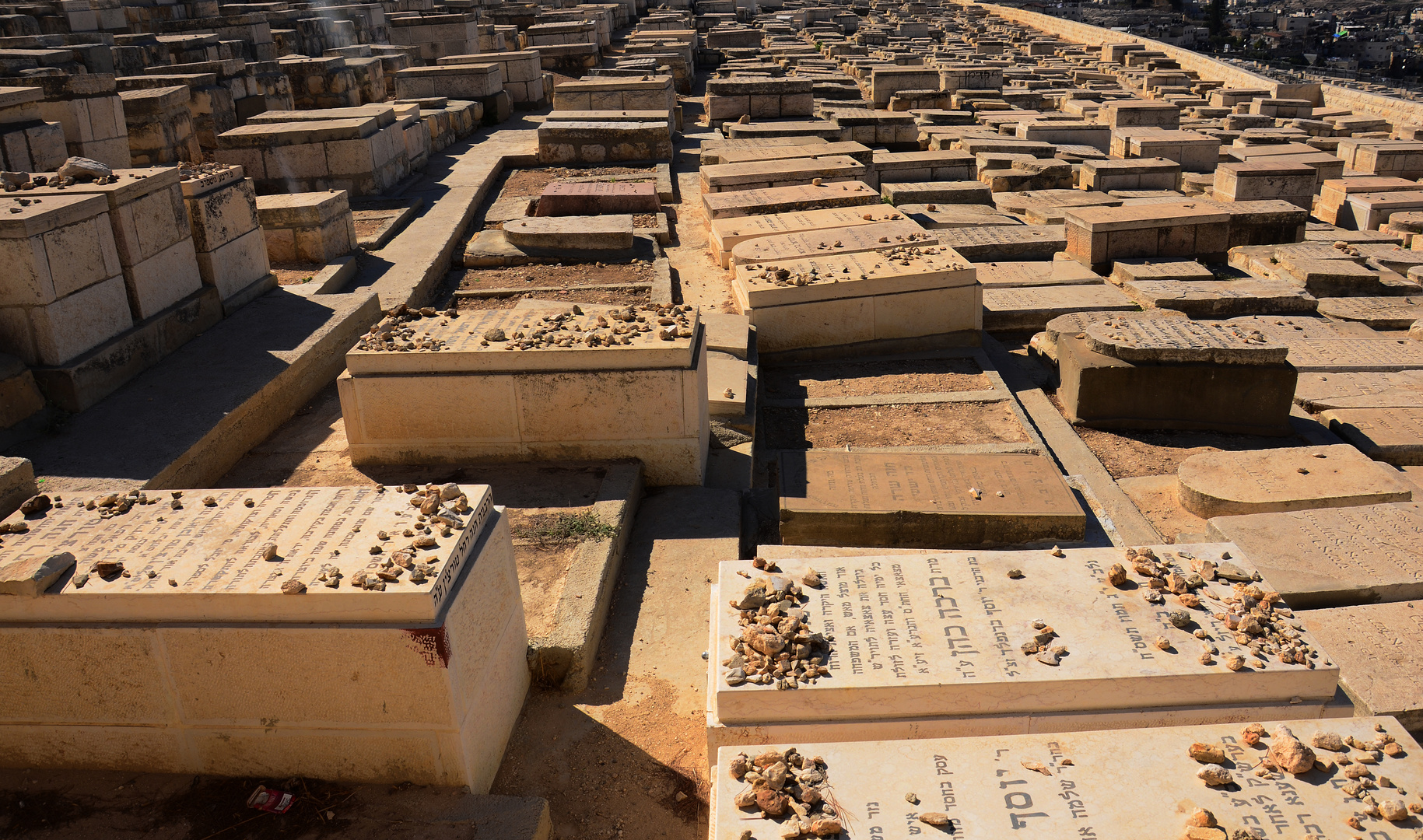 riesiger Friedhof an den Hängen vor der Toren Jerusalems
