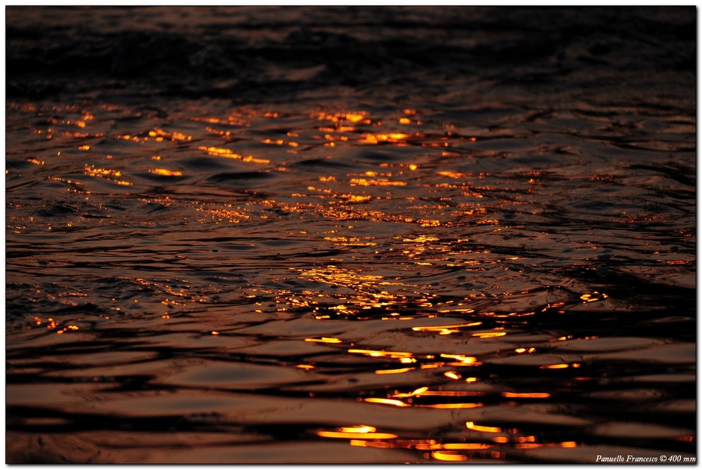 Riflessi di un tranquillo tramonto sulle acque del torrente..