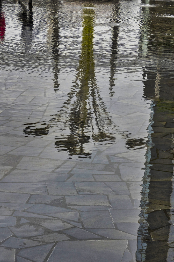 Riflessi in piazza Gae Aulenti