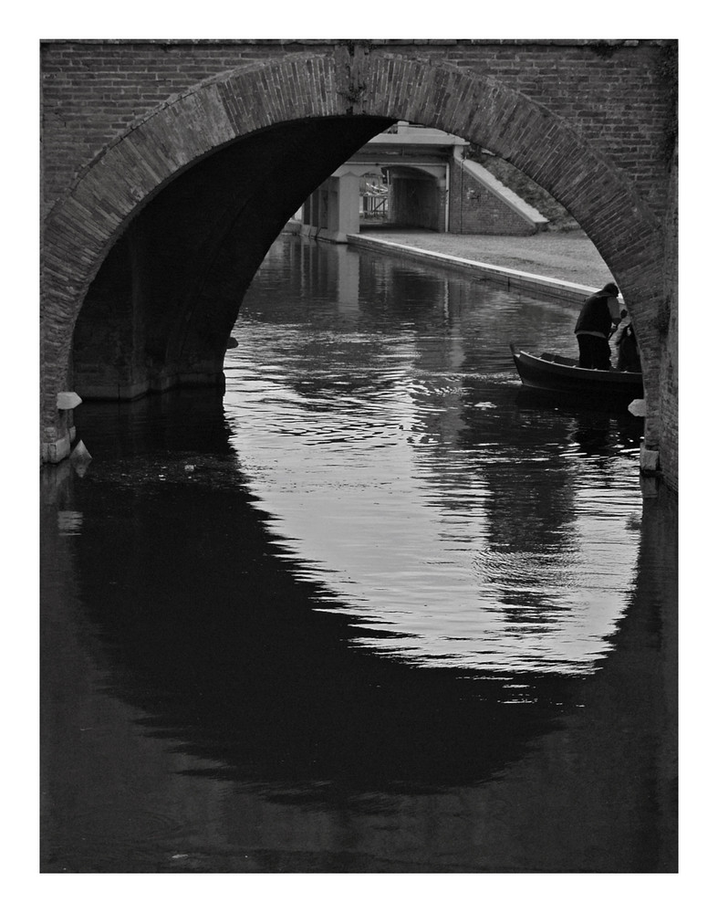 Riflessi nel cerchio ( Comacchio )