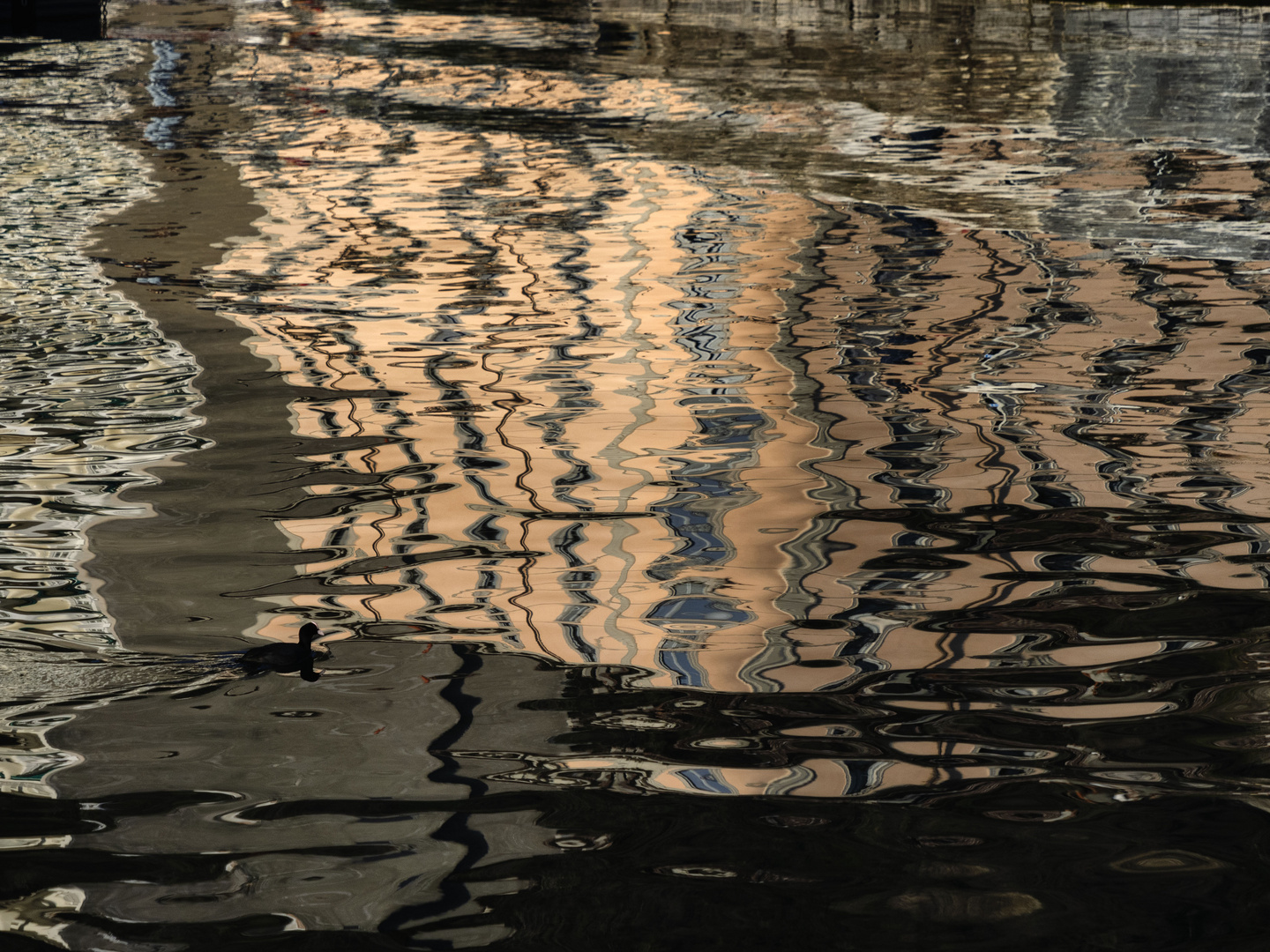 Riflessi nel lago di Como