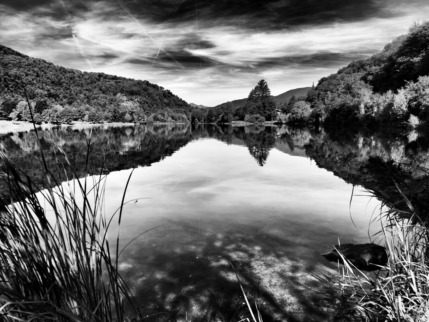 Riflessi nel lago di Ghirla