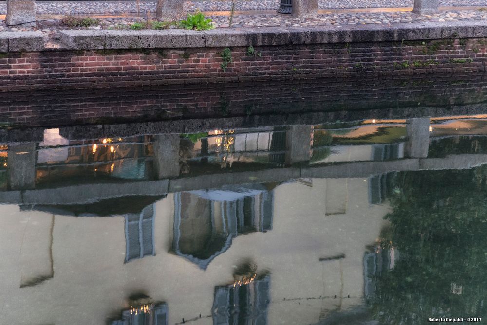 Riflessi nel naviglio