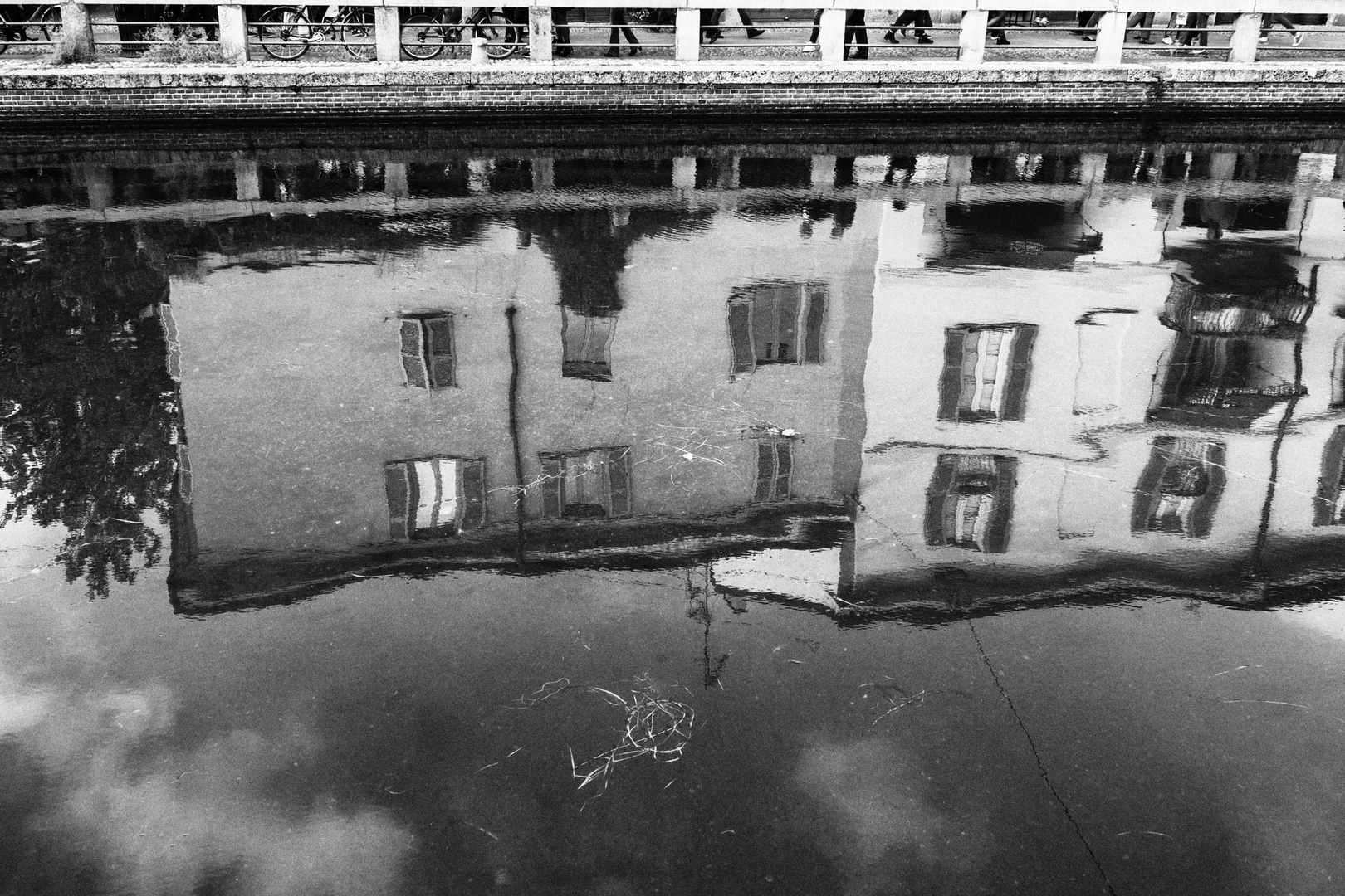 Riflessi nel naviglio grande di Milano