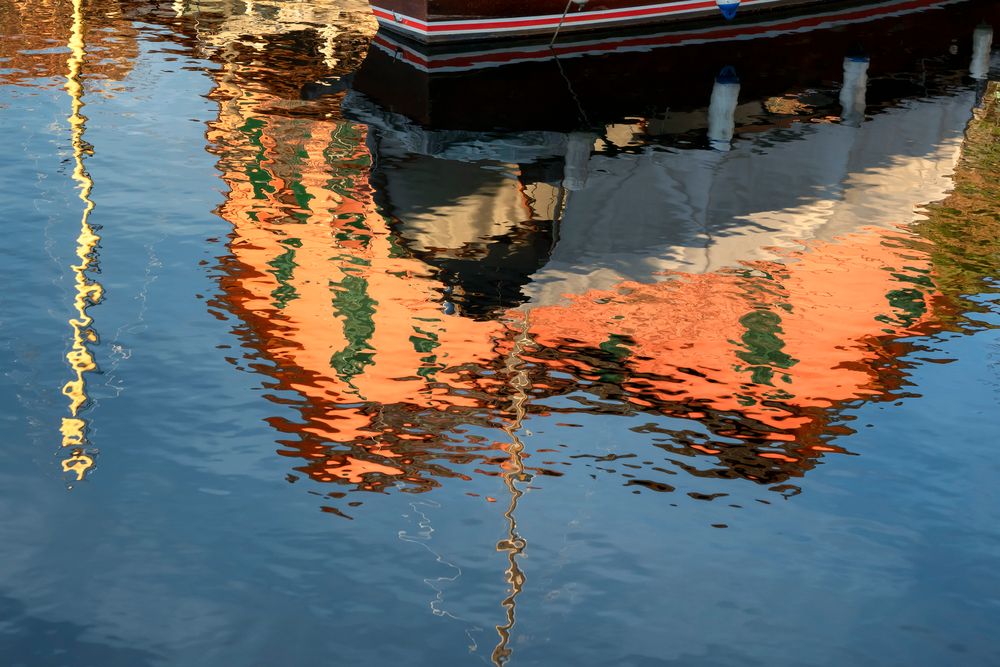 Riflessi nel porto di Caldè