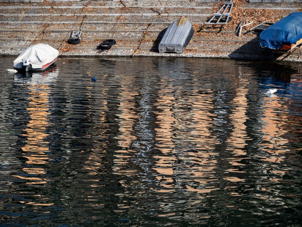 Riflessi nel porto di Laveno