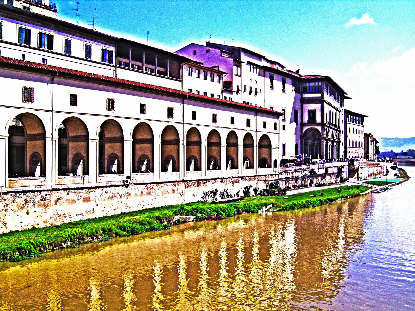 Riflessi nell'Arno: il fascino di Firenze e del lungarno in HDR....