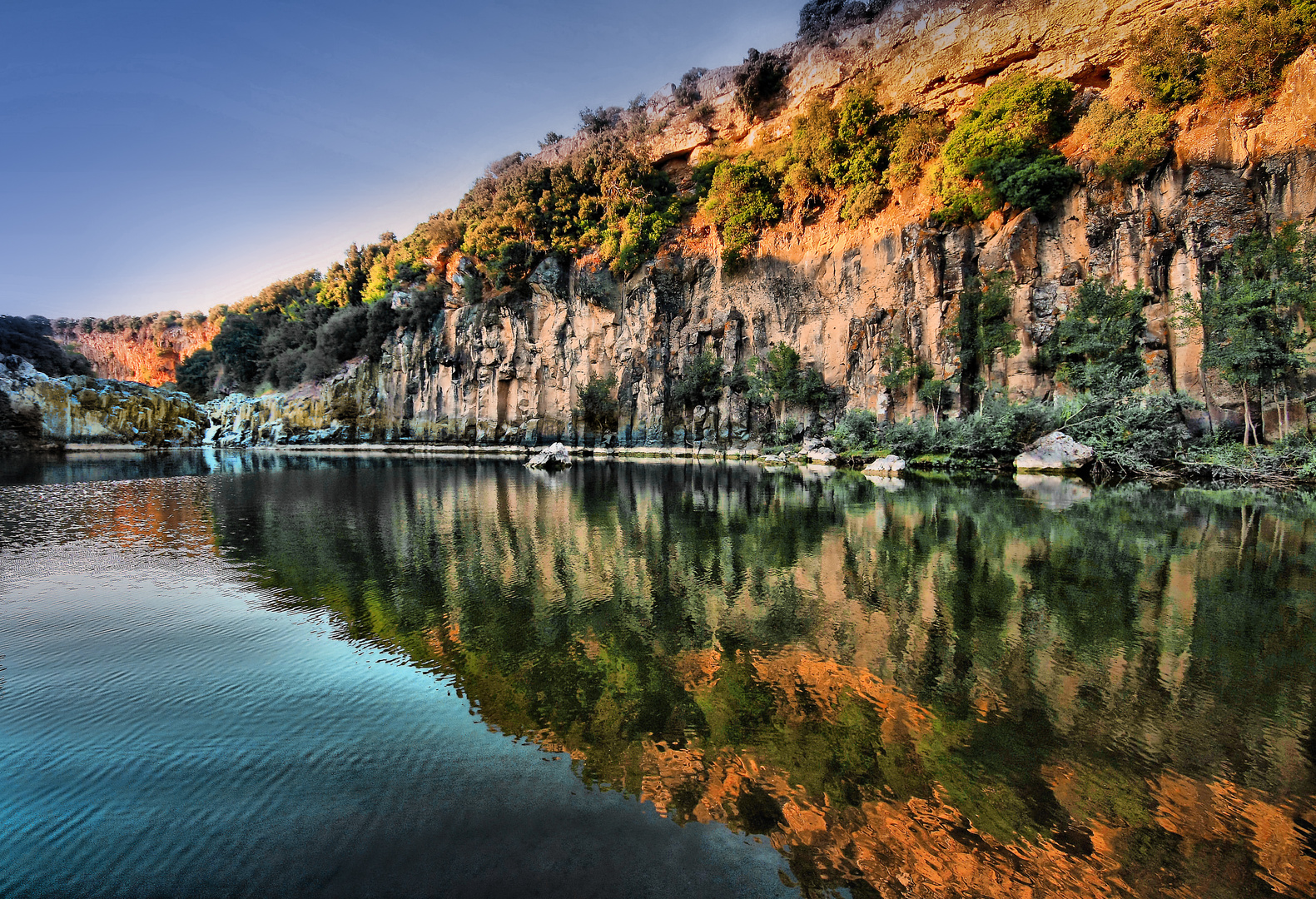 Riflessi sul laghetto di Vulci