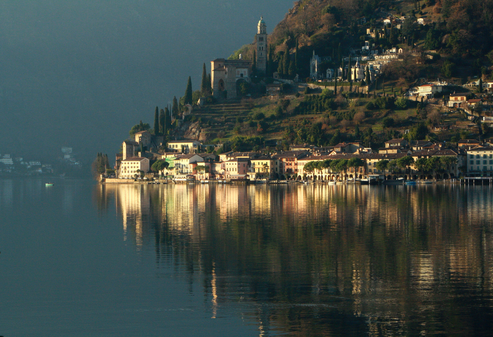 riflessi sul lago