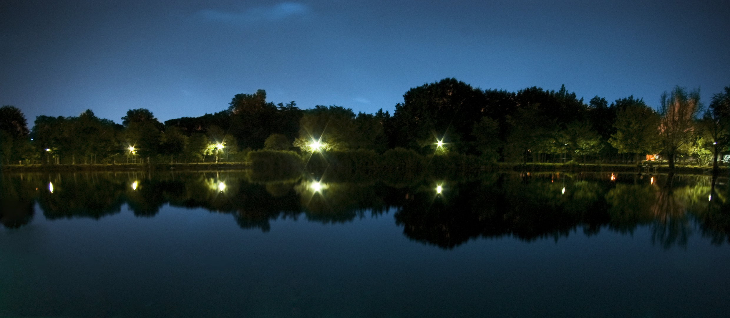 riflessi sul lago