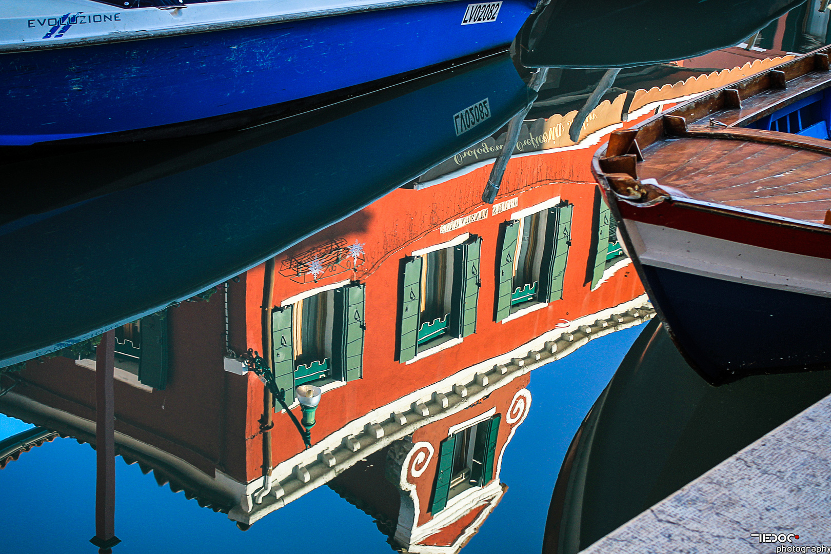 Riflessi sull'acqua a Burano