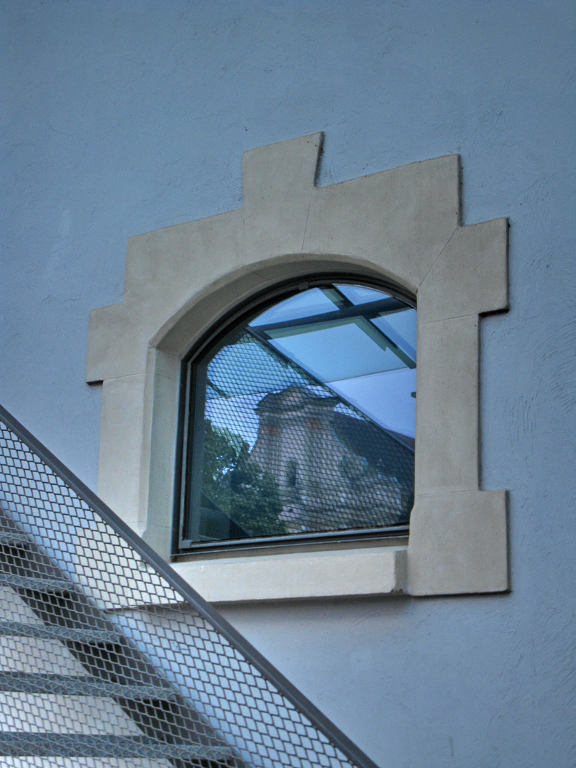 Riflesso del Kloster di Furstefeldbruck in una finestra