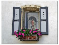 riflesso della facciata di una chiesa nella finestra....