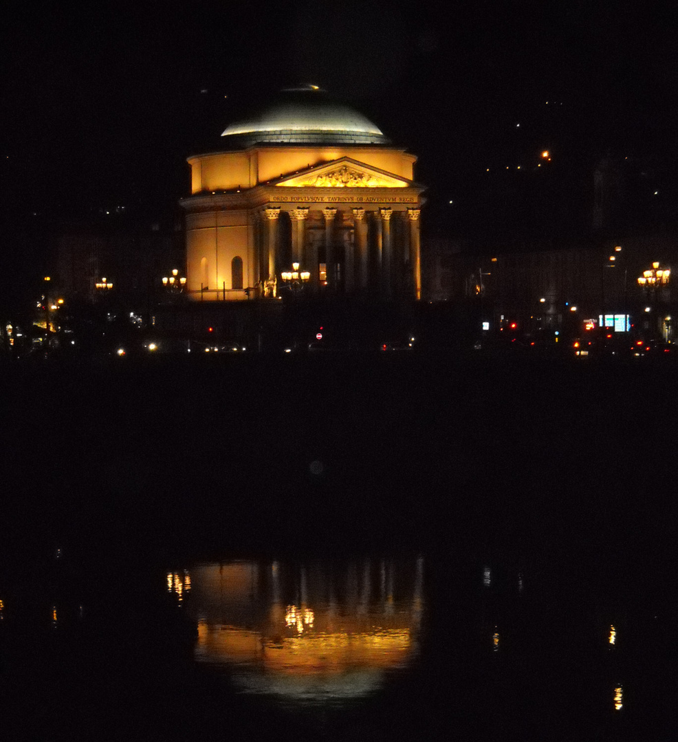 riflesso della gran madre nel fiume po torino