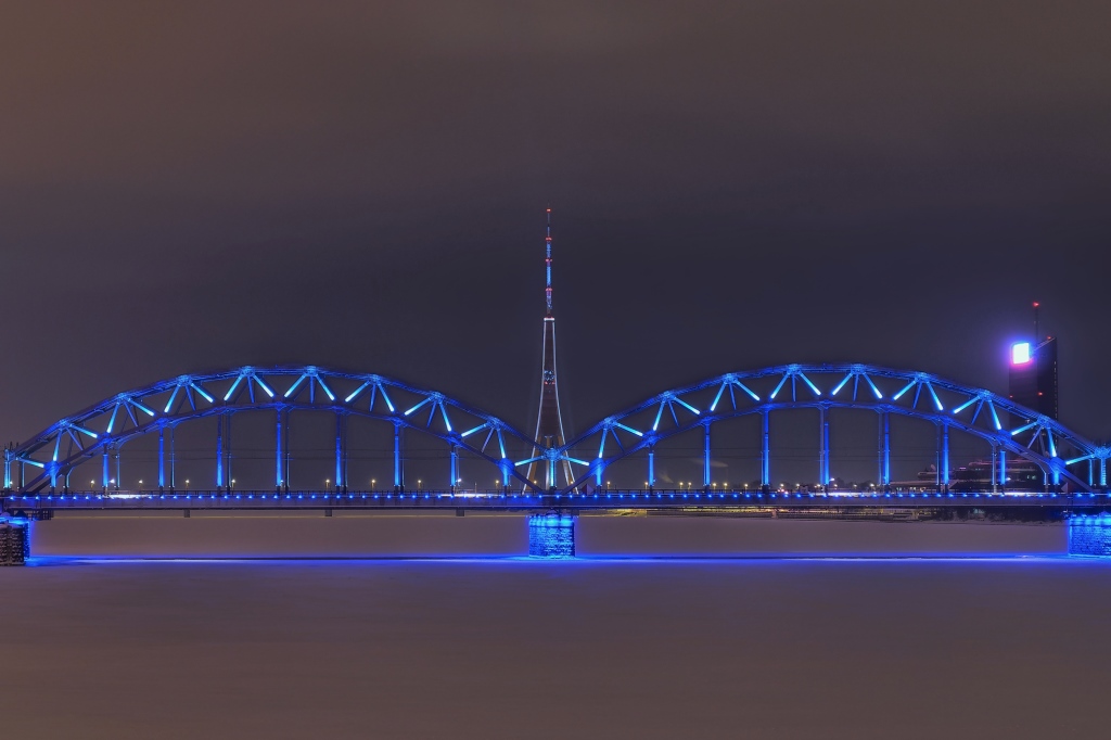 Riga - Fernsehturm hinter der Dougava-Bahnbrücke