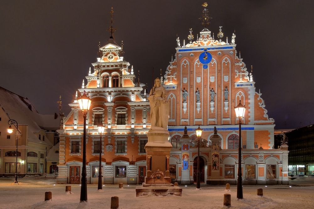 Riga - Schwarzhäupterhaus und Rolandstatue