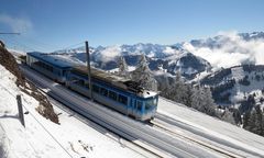 Rigi-Zahnradbahn in prächtiger Winterlandschaft unterwegs