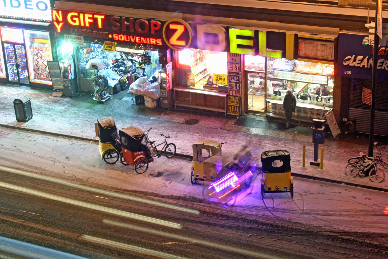 Rikscha Fahrer in New York machen Pause in einem Deli