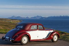 Riley mit Blick auf die Isle of Skye