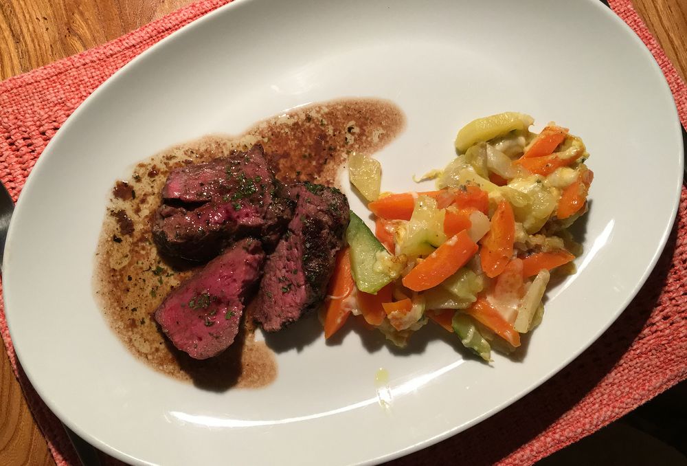 Rinderfilet (à point) mit Gemüse-Gratin.