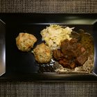 Rindergulasch mit Brezelknödel und Rahm-Weißkohl