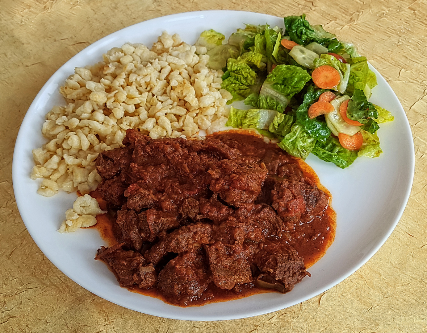 Rindergulasch und Spätzle