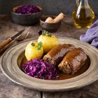 Rinderrouladen mit Kartoffelklößen, brauner Sauce und Rotkohl